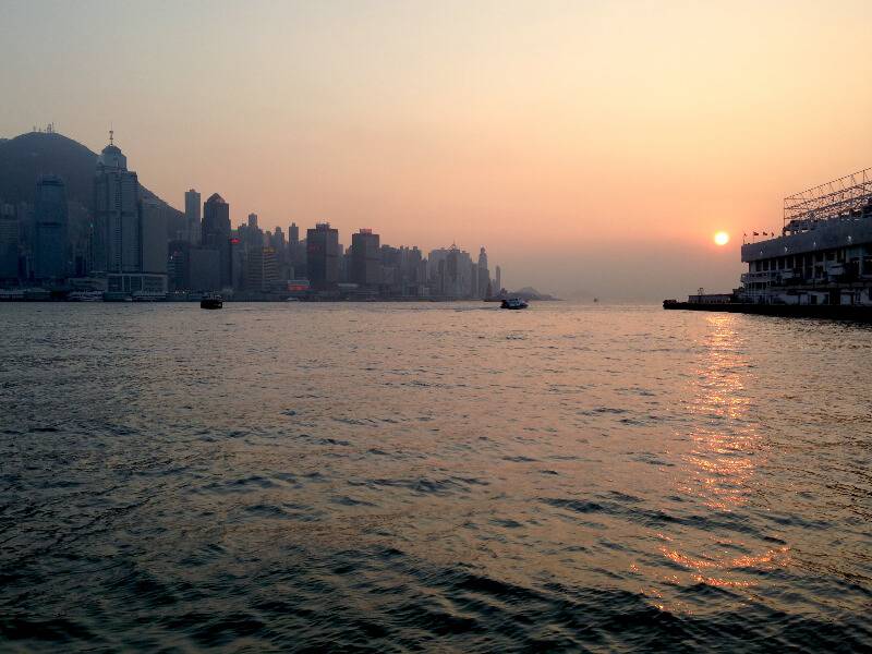 浙江大学校长吴朝晖在2016年研究生毕业典礼上寄语毕业生：海纳江河传承求是 开物前民笃行创新